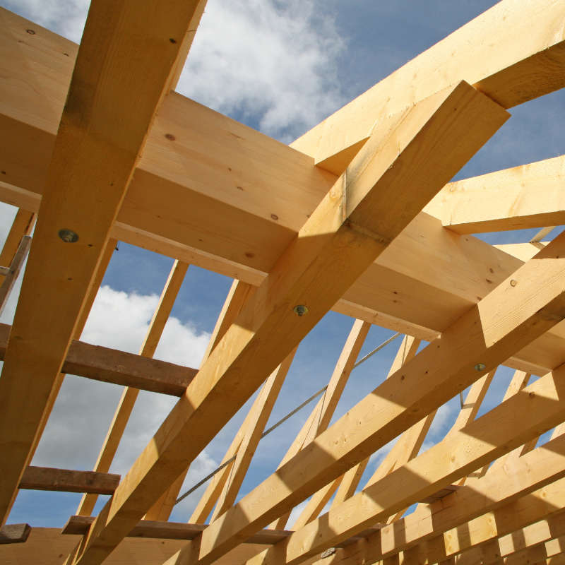 Das Bild zeigt einen fertig montierten Dachstuhl aus Holz
