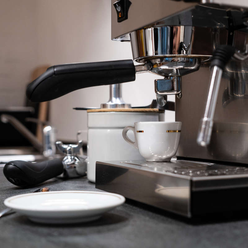 Das Bild zeigt eine glänzend polierte Siebträger-Espressomaschine